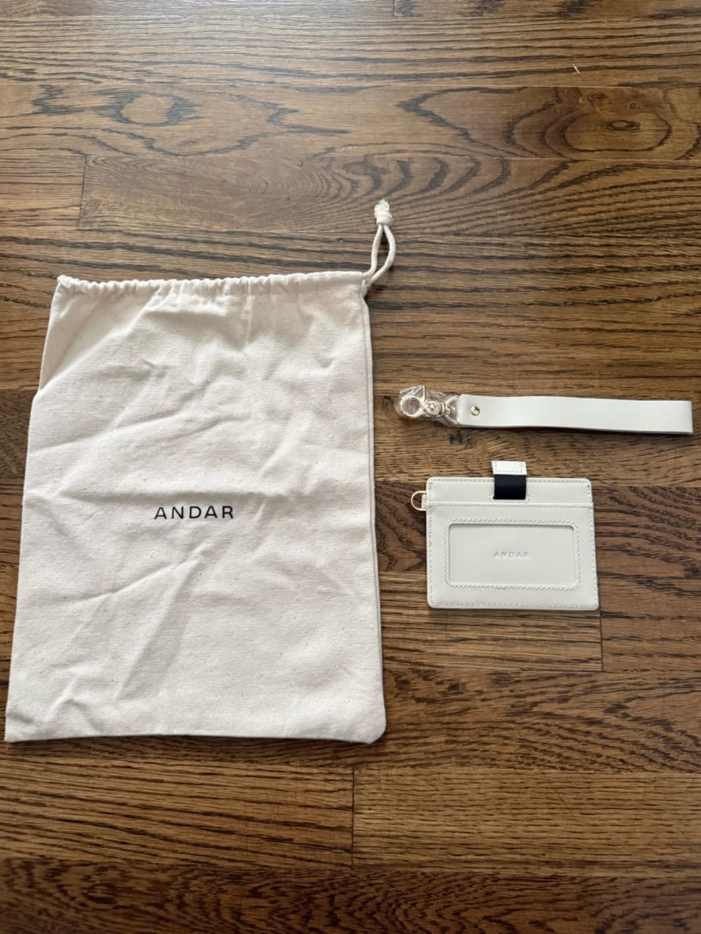 Andar White Leather Wrist Strap Card Holder